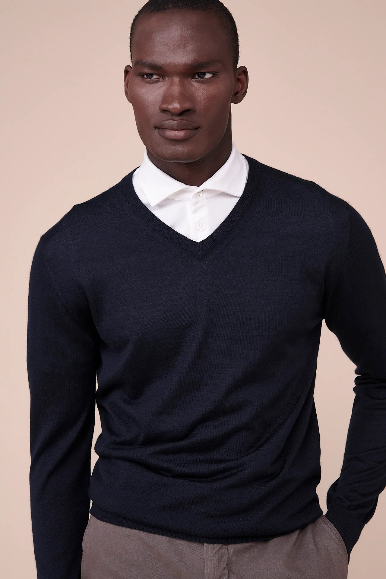 Pull Cashmere Silk V-neck in iconic colors - Image 5